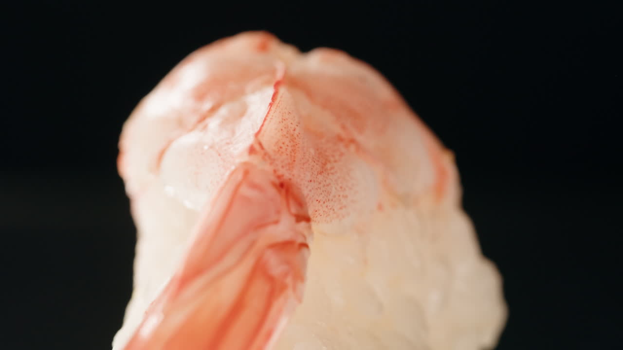 plato de sashimi, restaurante japonés, atún fresco y rebanadas de salmón en un café moderno, comida tradicional, plato de pescado rojo crudo, omega 3.