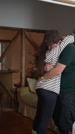 pareja abrazándose