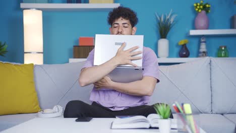 Der-Schüler,-Der-Auf-Den-Laptop-Schaut,-Umarmt-Ihn-Glücklich-Und-Tanzt.