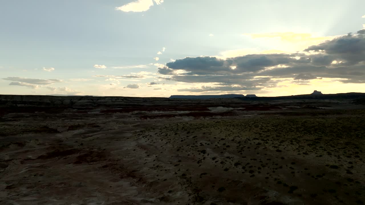 paisaje árido del desierto en el crepúsculo - sobrevuelo aéreo