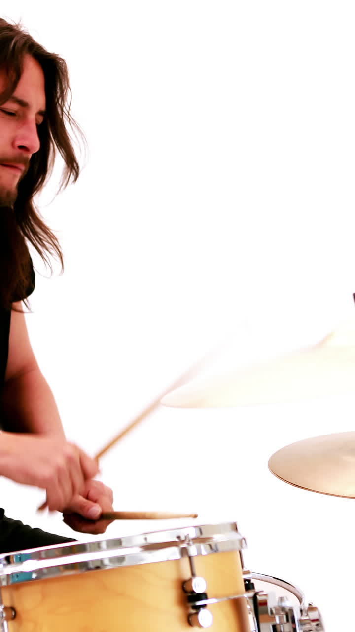 un baterista peludo tocando su batería