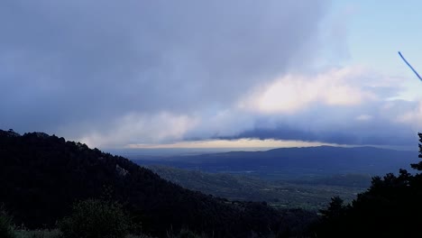 Ein-Zeitraffer-Eines-Tals-Viele-Wolken-Von-Der-Spitze-Eines-Berges