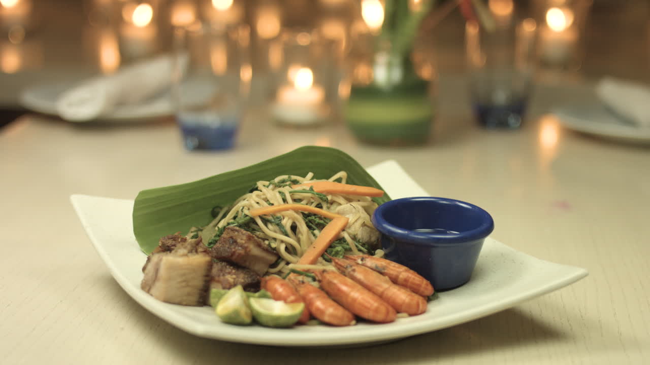 촛불 저녁 식사 배경 4k의 해산물 파스타