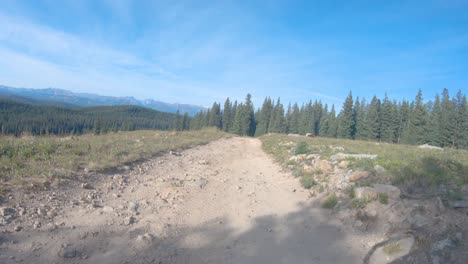 Conducción-Dura-En-La-Naturaleza-Salvaje-Del-Interior-De-Colorado