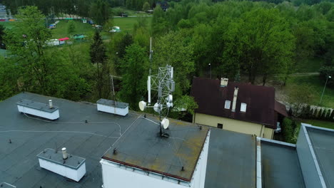 Vista-Aérea-De-Un-Techo-De-Un-Edificio-Escolar-Con-Antenas-De-Red-De-Telefonía-Móvil