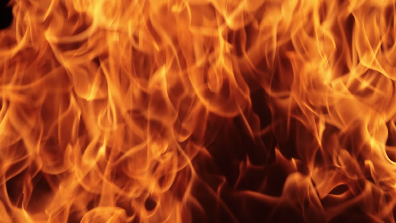 llamas de fuego sobre fondo negro en cámara lenta