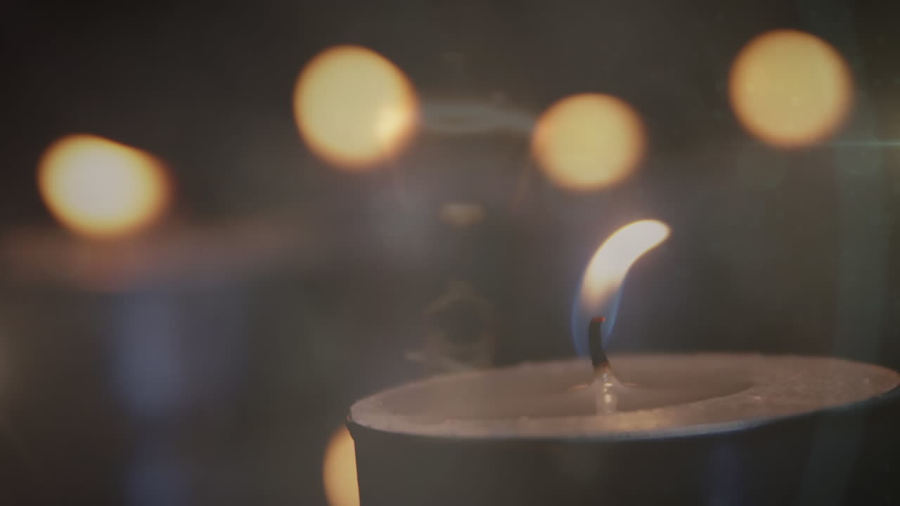 불의 불꽃 위에 불빛의 애니메이션.