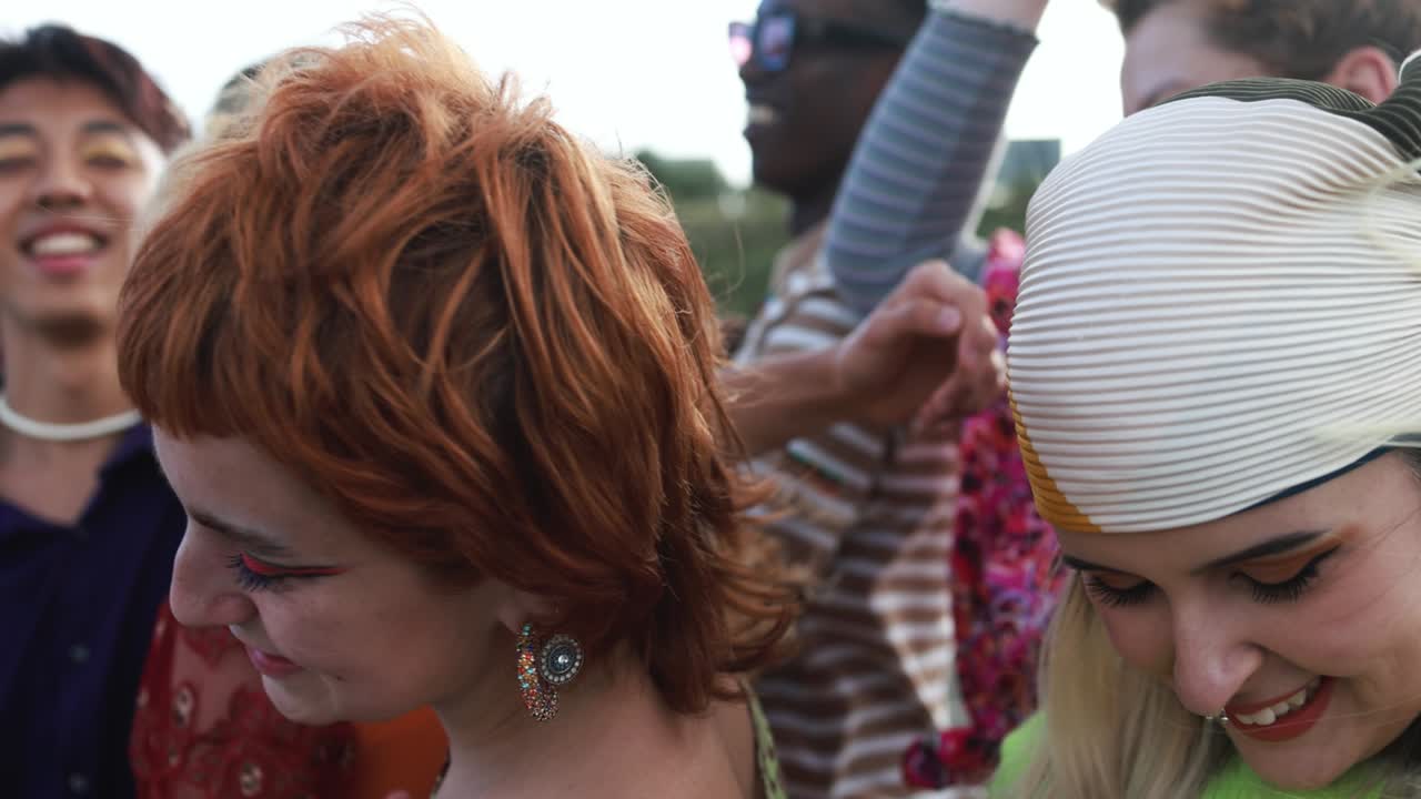 축제 행사에서 야외에서 춤을 추는 행복한 젊은이들 - 파티 및 엔터테인먼트 컨셉