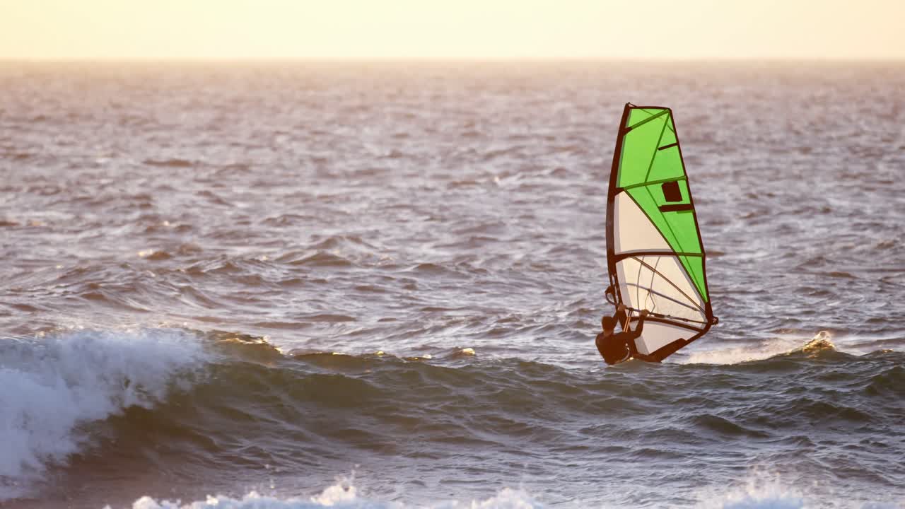 surfista masculino haciendo windsurf en la playa 4k