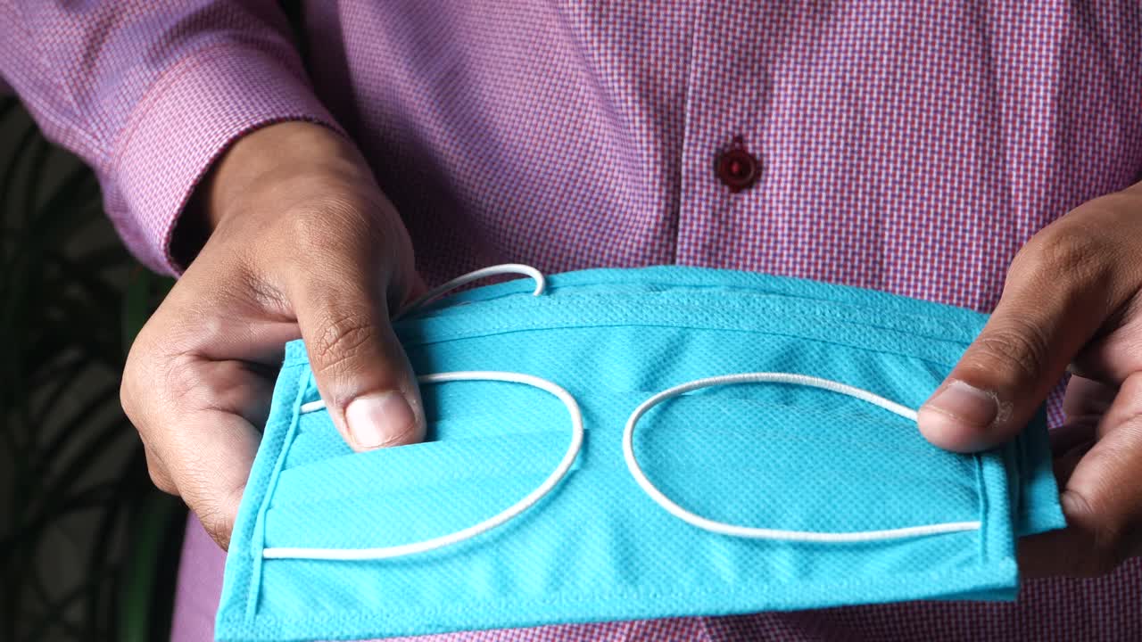 persona con una máscara facial azul