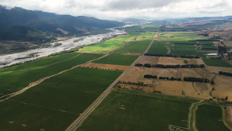 Interminables-Campos-De-Vino-Verde-De-Nueva-Zelanda-Nuevo-Río-Poderoso,-Vista-Aérea