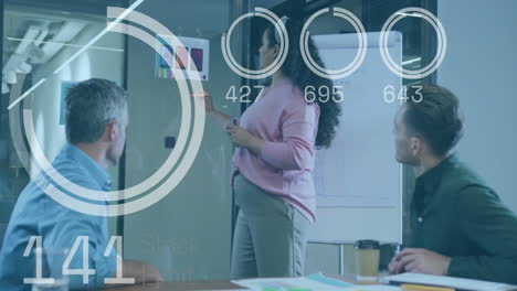 animación del procesamiento de datos sobre diversas personas de negocios en la reunión