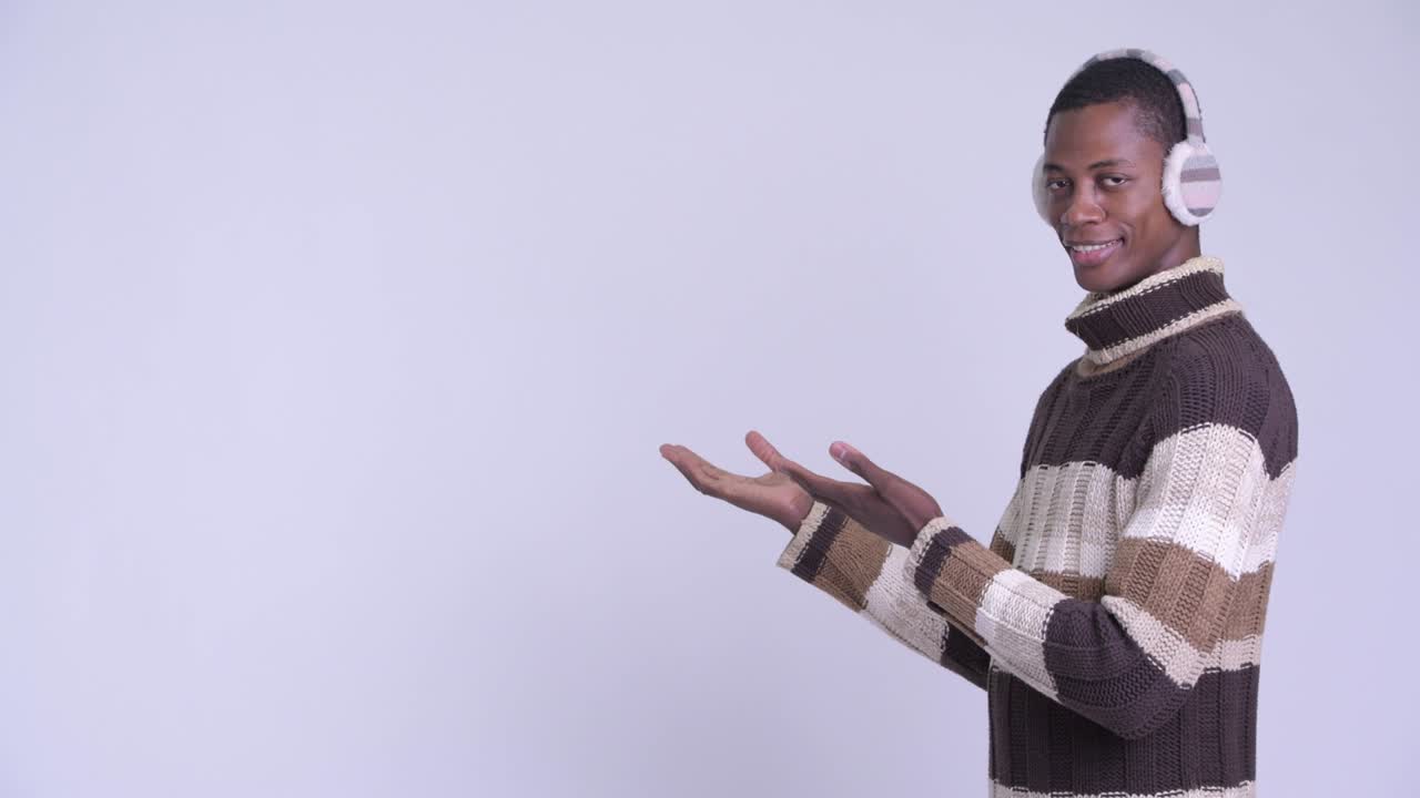 joven y guapo hombre africano listo para el invierno