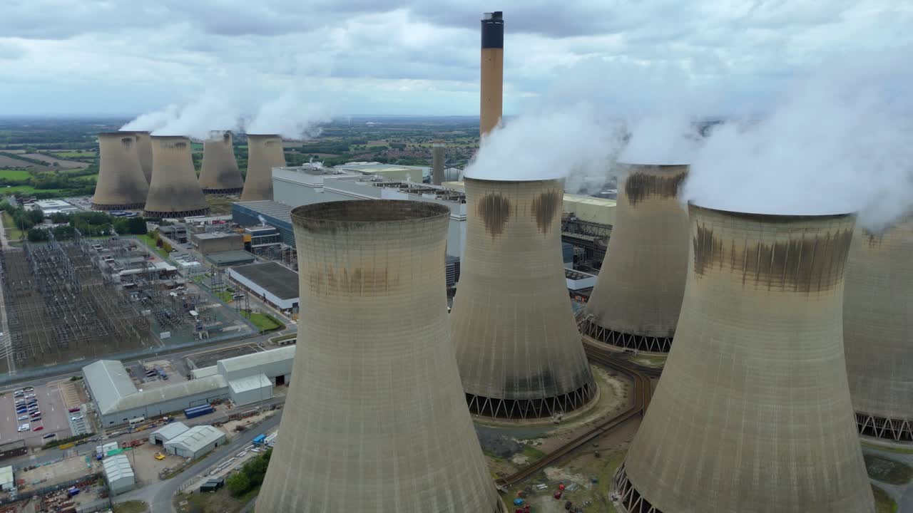 Panoramica a bassa quota con drone delle torri di raffreddamento di una centrale termica che emettono vapore e fumo a Selby, nel Regno Unito