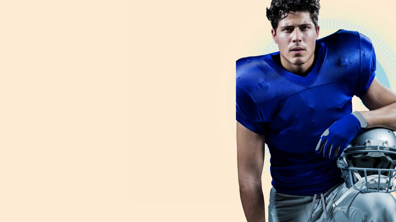 Jugador de fútbol americano con camiseta azul sosteniendo el casco