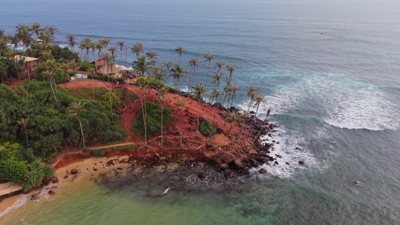 Vista aerea dell'iconica collina delle palme da cocco al tramonto a Mirissa, Sri Lanka