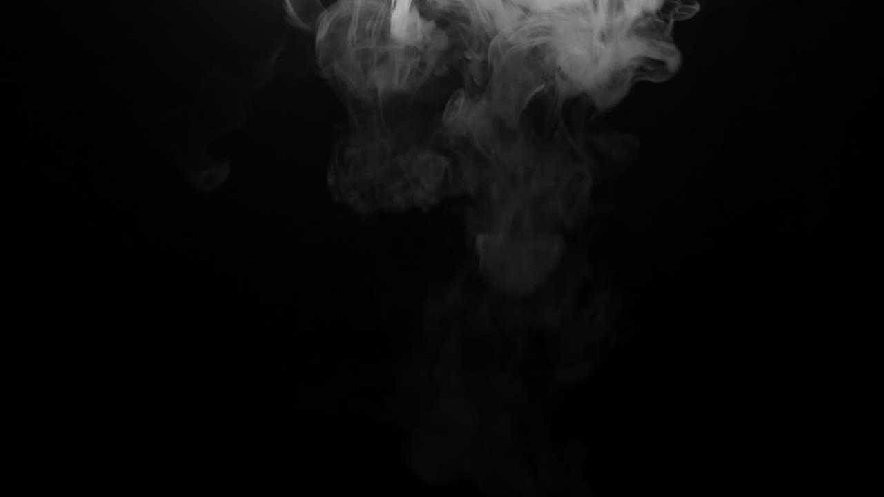 Fumo bianco che vortica e si dissolve su sfondo nero