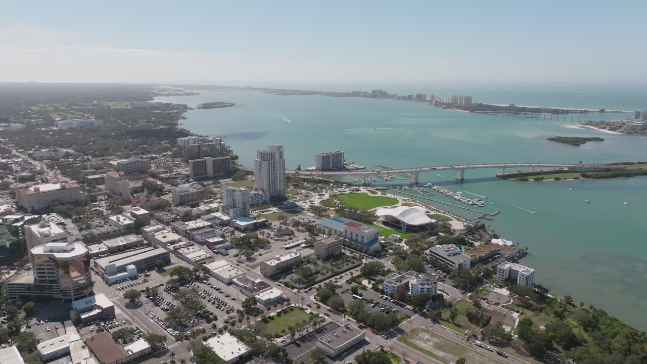 해안 내 해안을 가로지르는 클리어워터 시내와 클리어 워터 해변을 내려다보는 공중 사진