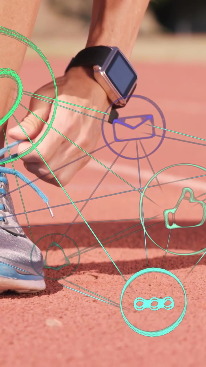 Video verticale: Orologio che entra, corridore che allaccia i lacci preparandosi per lo sport mentre il battito cardiaco si allinea al polso