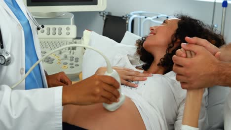 médico haciendo una ecografía a una mujer embarazada