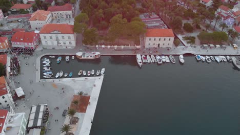 Arquitectura-Tradicional-Europea-En-La-Isla-Hvar-De-Croacia-Al-Atardecer