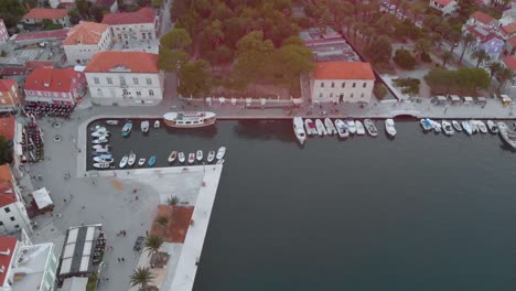 arquitectura tradicional europea en la isla hvar de croacia al atardecer