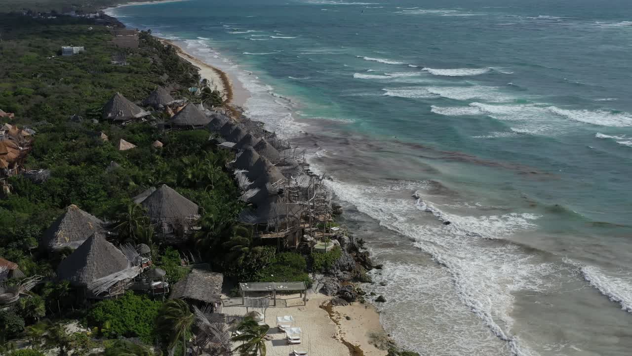 órbita aérea sobre azulik resort en tulum en yucatán