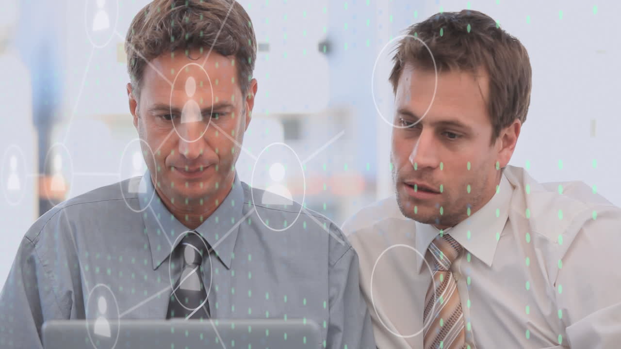 animación de iconos y procesamiento de datos sobre hombres de negocios caucásicos en el cargo.