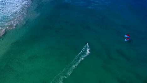 kiter montando en el océano azul