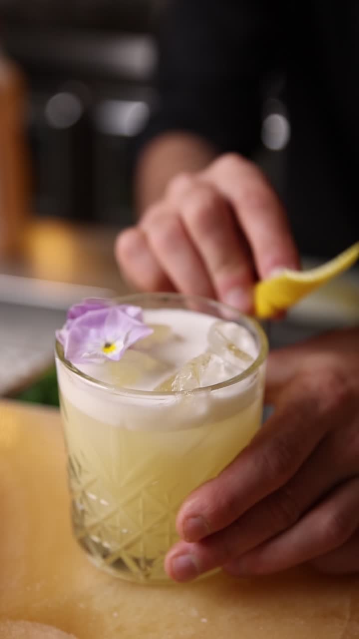 Taze Limon Kabuğu ile El Yapımı Kokteyli Süsleyen Barmen