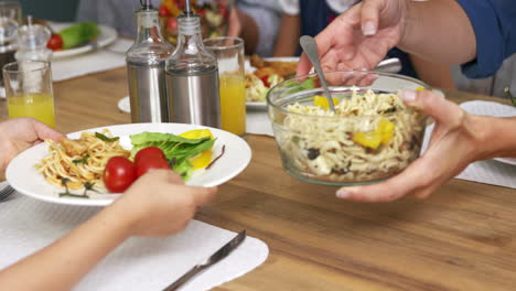 Una-Familia-Almorzando-