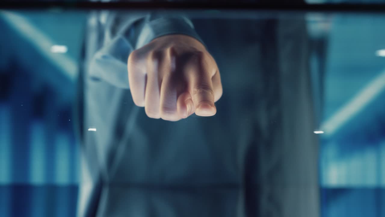 미래의 지문 스캐너 템플릿: 인간의 손가락이 터치 스크린 버튼을 누르면 인공지능 인터페이스가 활성화됩니다.