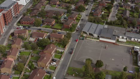 dron unosi się nad budynkami w centrum liverpoolu 05