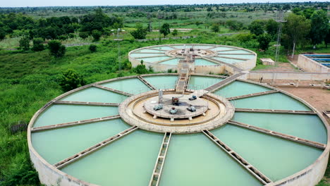 Tanques-Verdes-Llenos-De-Agua-En-La-Represa-Ajiwa-En-El-Estado-De-Katsina-En-Nigeria---Vista-Aérea-Panorámica