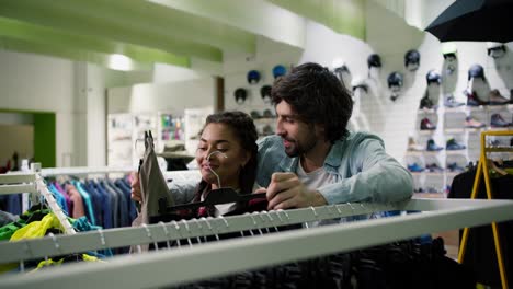una pareja joven disfruta y se divierte al aire libre comprando juntos.