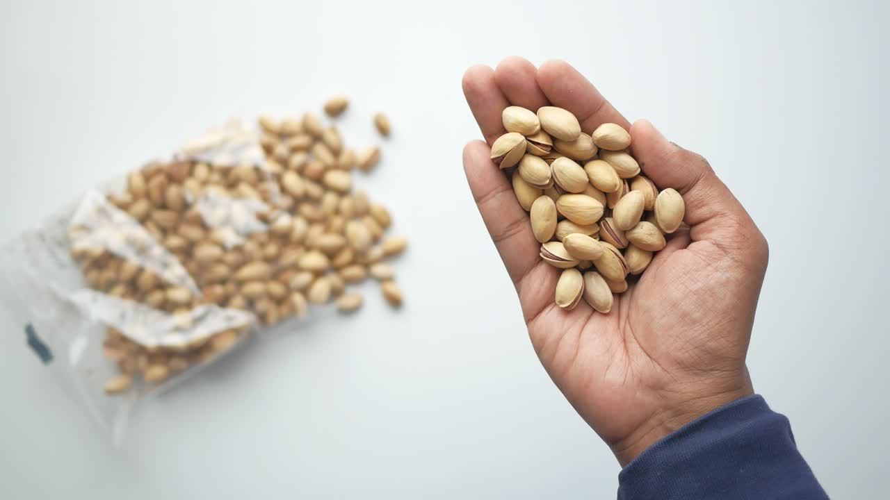 손에 든 피스타치오