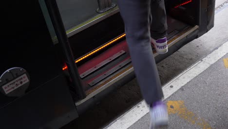 트램과 대중 교통 인프라를 밟고 있는 여성