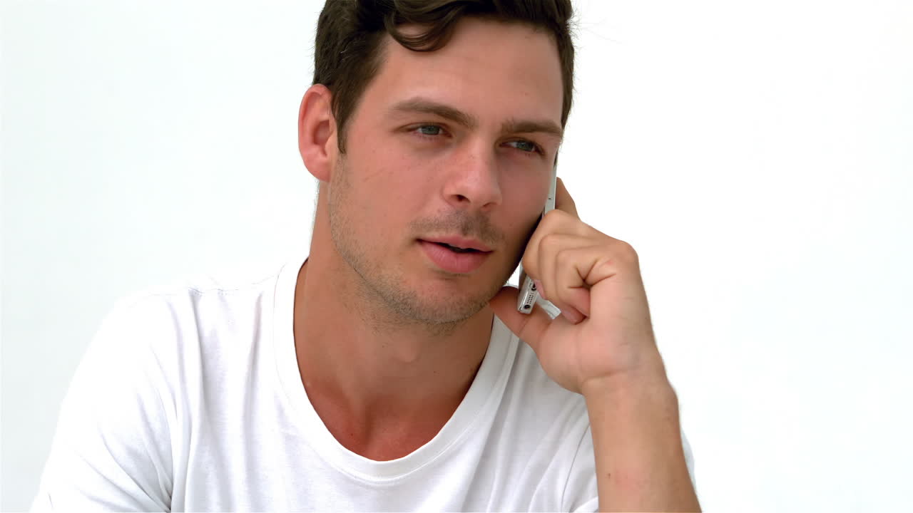 잘생긴 남자가 전화하고 있어