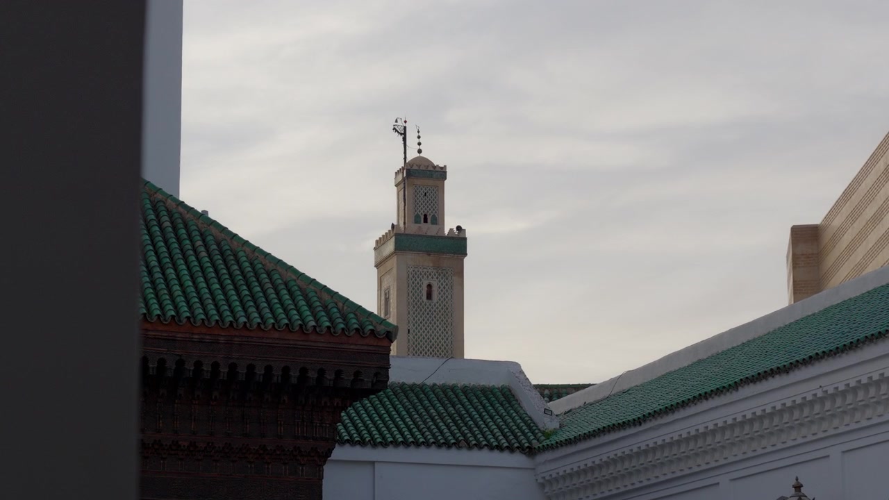 Questo video mostra l'Università Al-Qarawiyyin, la prima università al mondo, situata nella città di Fez, in Marocco. Il video ad alta risoluzione è stato girato nel cortile dell'università