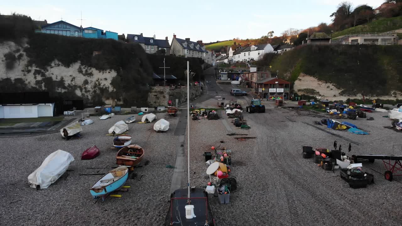 데본 잉글랜드의 맥주 마을을 배경으로 보트야드 위로 내려가는 4k 공중 샷