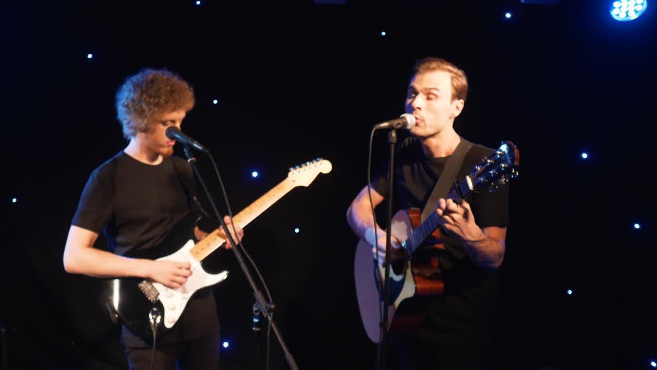 콘서트 록 밴드, 두 개의 전기 기타와 함께 무대에서 공연하는 가수, 뮤직비디오 크, 헤비 메탈 또는 록 그룹, 느린 동작 악기 연주 두 사람의 밴드