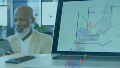animación del procesamiento de datos financieros sobre un empresario afroamericano usando una tableta digital.