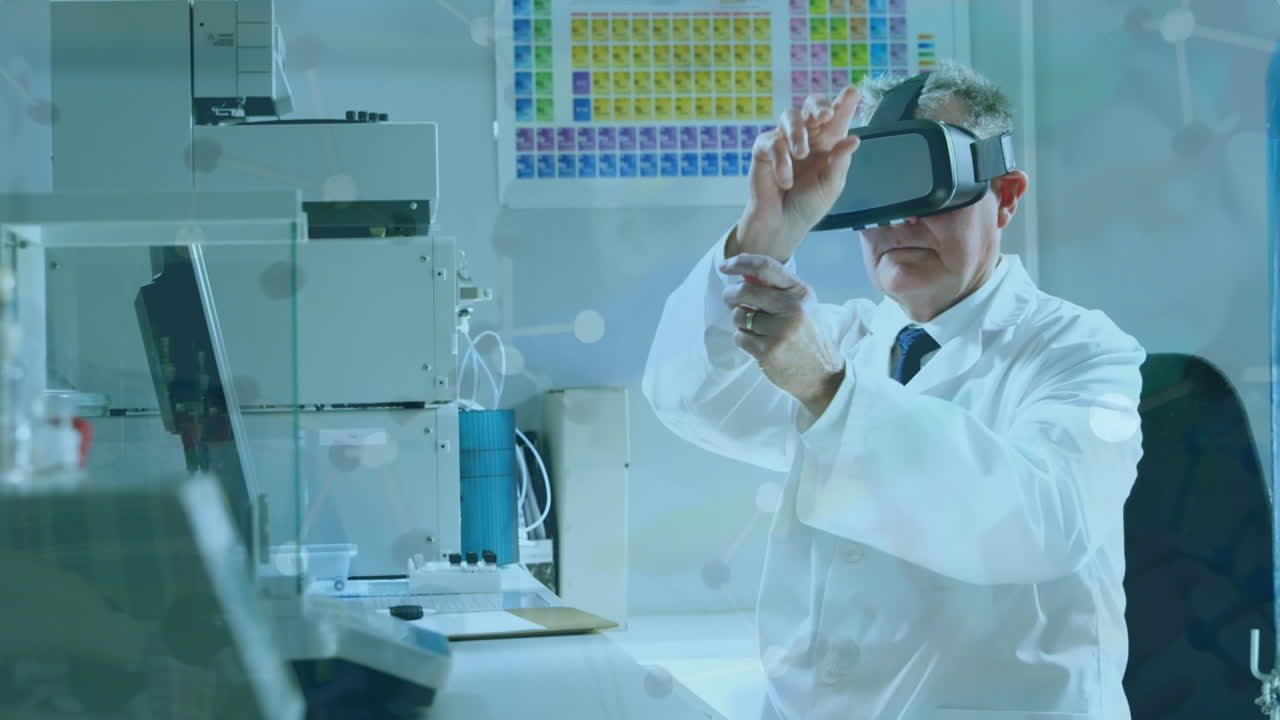 animación de datos científicos sobre un trabajador de laboratorio caucásico de edad avanzada usando auriculares vr