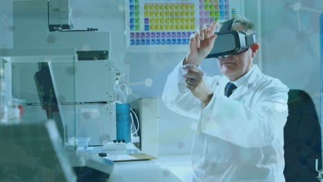 animación de datos científicos sobre un trabajador de laboratorio caucásico de edad avanzada usando auriculares vr