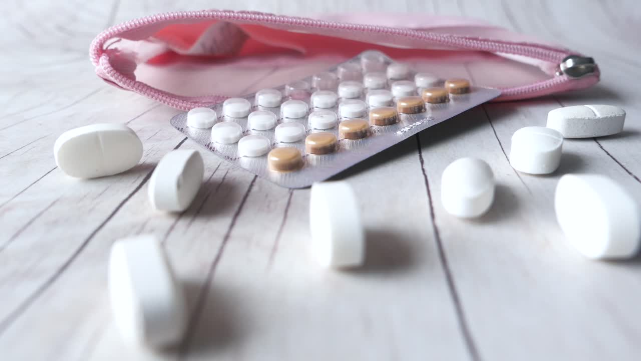 피임약과 다른 약물이 들어있는 분홍색 가방