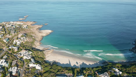 남아프리카 공화국 케이프 타운의 랜디드노(llandudno)의 경치 좋은 바다 - 공중 드론 샷