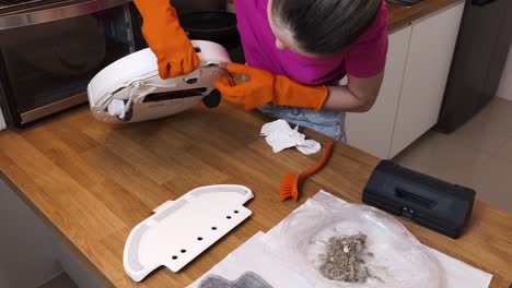 cleaning a robot vacuum cleaner