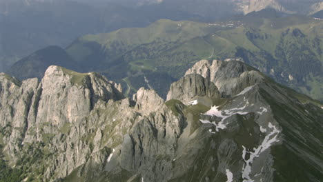 magníficos picos de montaña en los alpes austriacos, vuelo aéreo en helicóptero