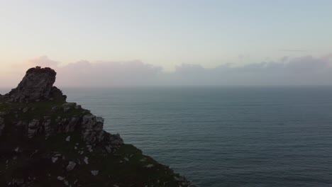 Atemberaubende-Sonnenuntergangs-Drohnenaufnahme-Einer-Dramatischen-Klippe-Und-Des-Meeres-In-Exmoor,-Großbritannien-–-Luftaufnahme