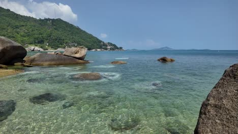 Rocky-Shores-of-Crystal-Clear-Ko-Samui,-Thailand